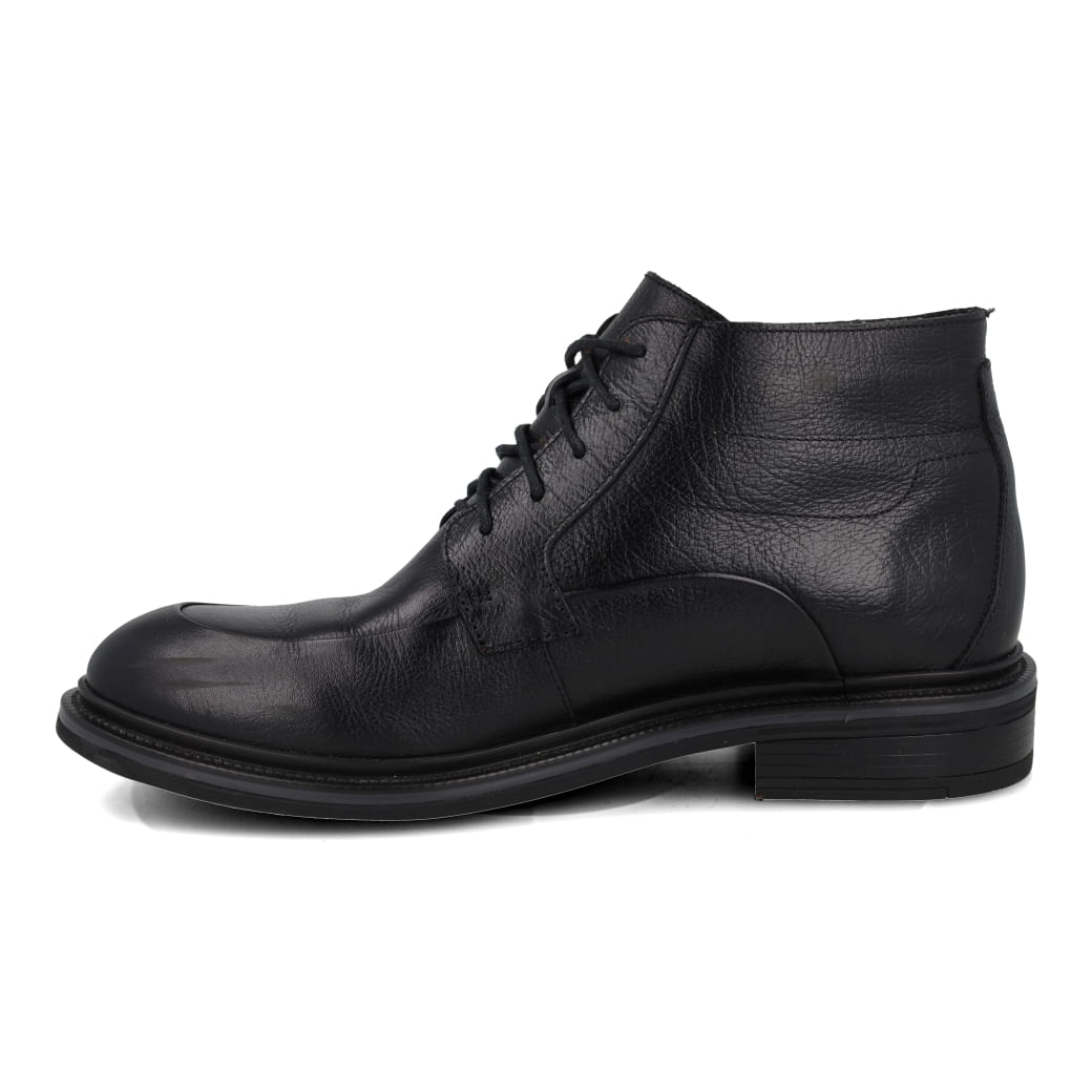 Vista lateral da bota masculina Democrata preta em couro com detalhes de costura